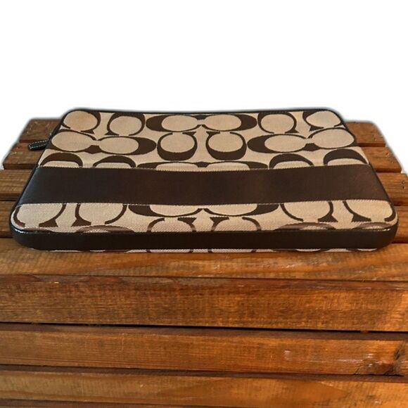 Coach brown signature logo laptop/tablet bag zip closure with 2 inside pockets - Picture 4 of 4